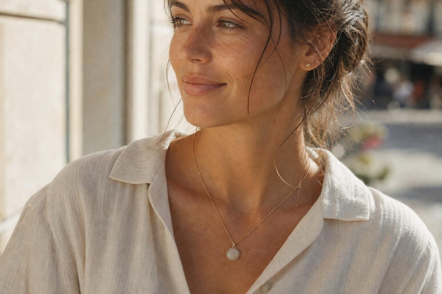découvrez comment harmoniser votre tenue estivale avec un pendentif élégant pour sublimer votre look féminin grâce à nos astuces mode simples et pratiques.
