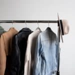 Portant de vêtements pour choisir selon sa morphologie
