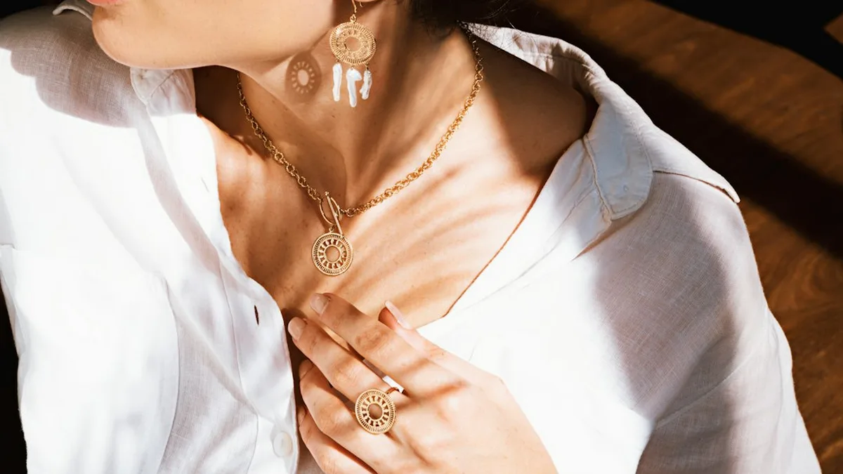 Bijoux d’été : les accords qui subliment une tenue (et ceux qui la desservent) — Bijoux d’été : les accords qui subliment une tenue (et ceux qui la desservent)