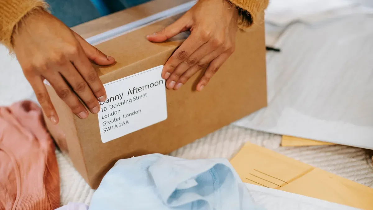 etiquette d'envoi collee sur un colis de vetements