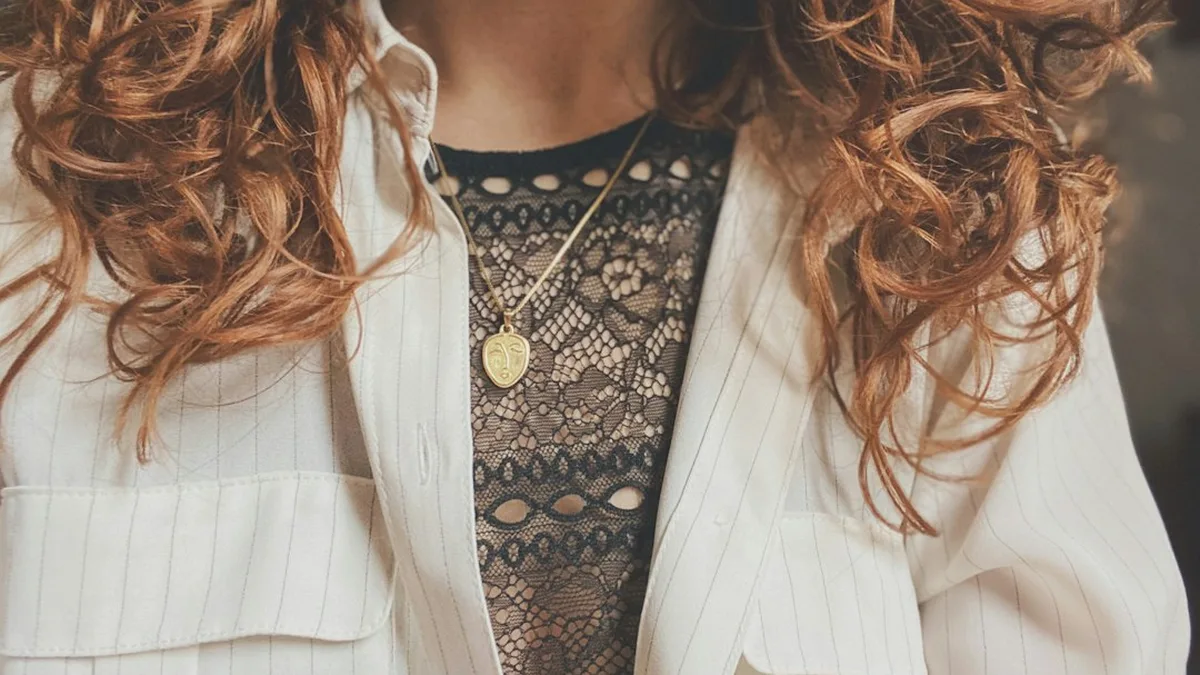 Comment accorder sa tenue estivale à un pendentif pour une femme ? — Comment accorder sa tenue estivale à un pendentif pour une femme ?