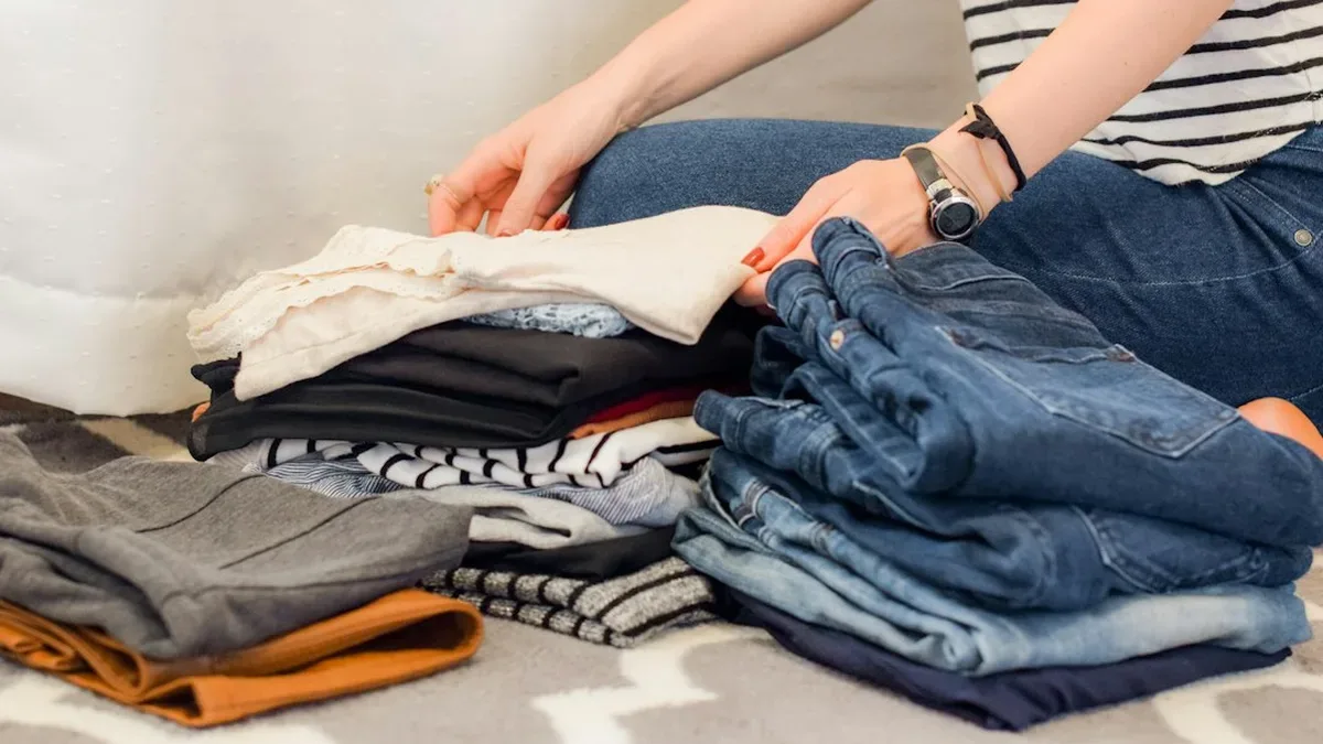 lot de vêtements d'occasion regroupés dans un colis