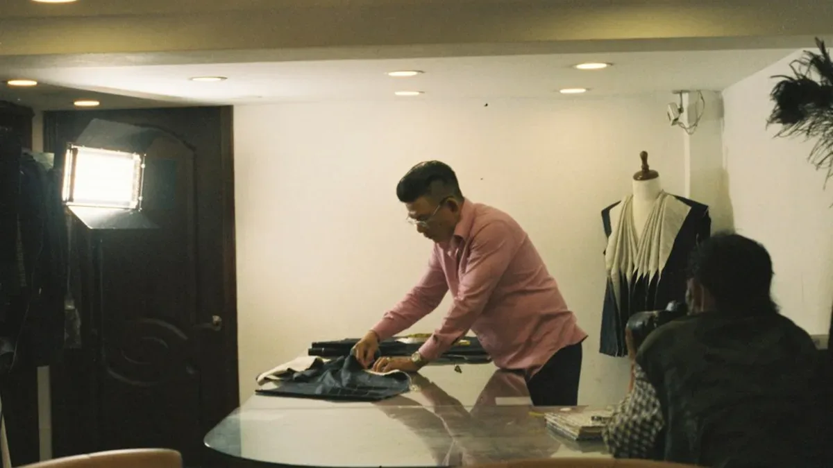 preparation d'un colis de vetements a expedier