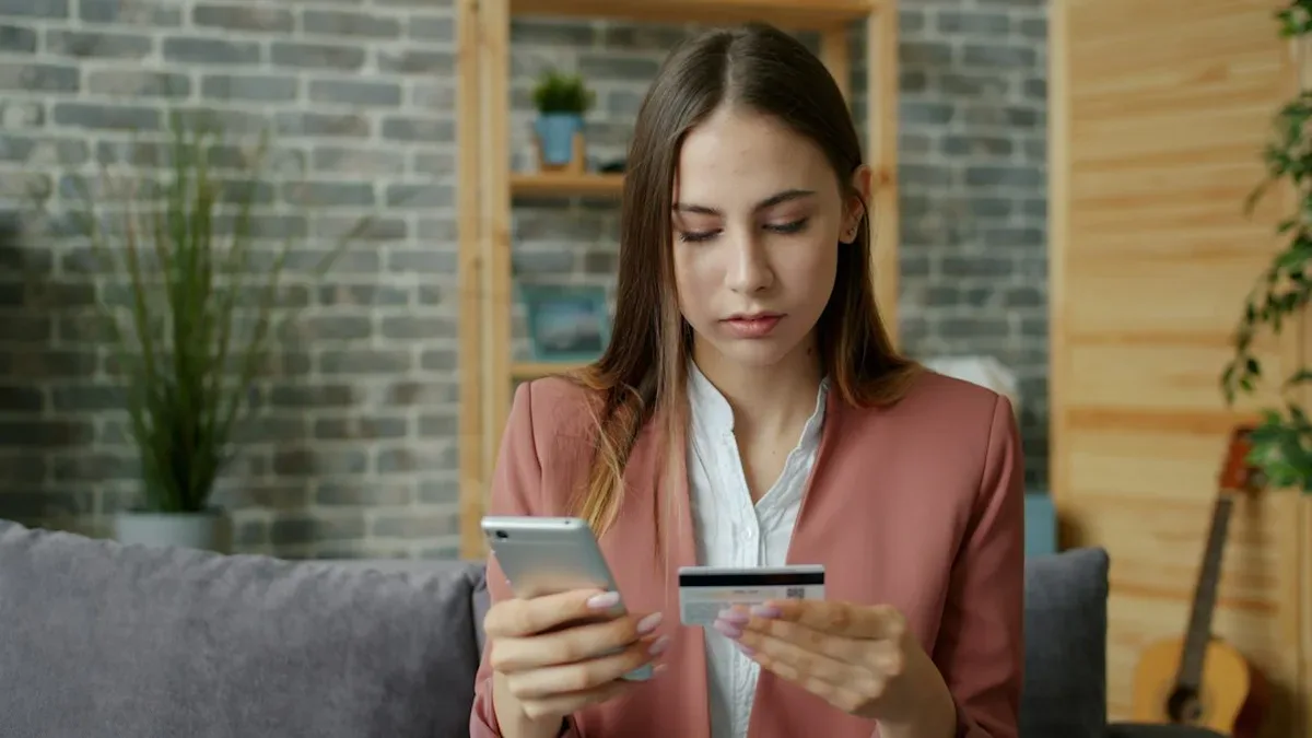 paiement d'un achat de vêtements d'occasion sur smartphone
