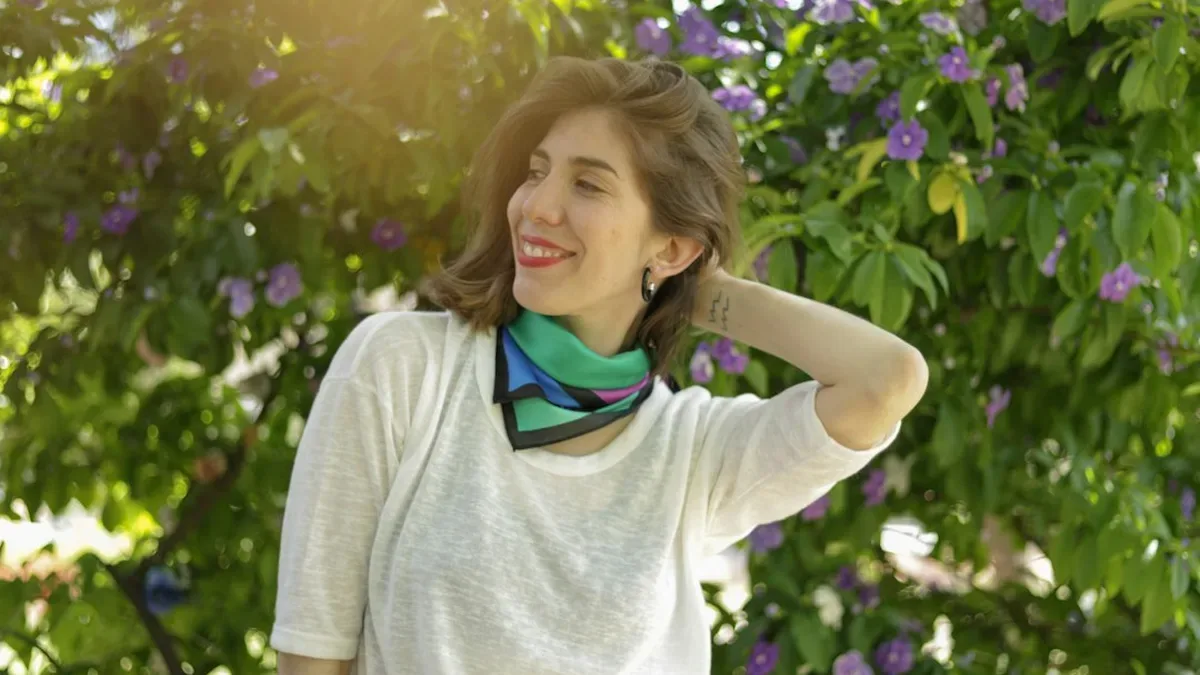 femme portant un foulard en soie noué au cou