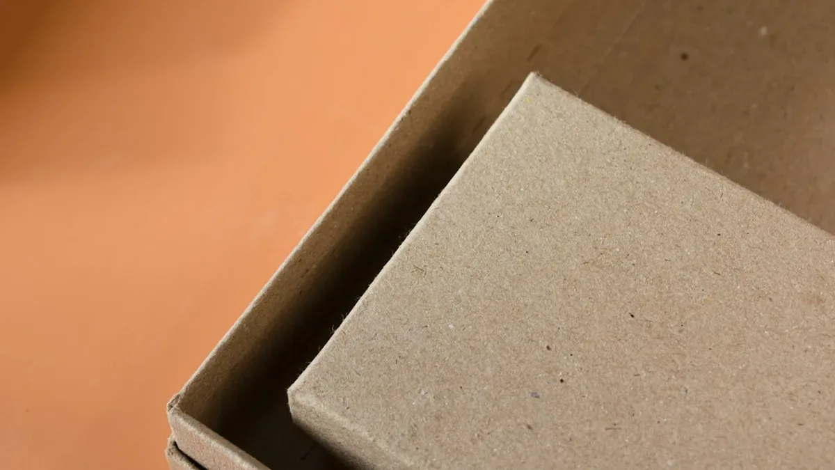 colis en carton pret a envoyer au bureau de poste