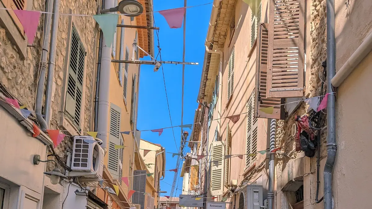 Friperie à Antibes : formules, prix et pièces de marque — Friperie à Antibes : formules, prix et pièces de marque