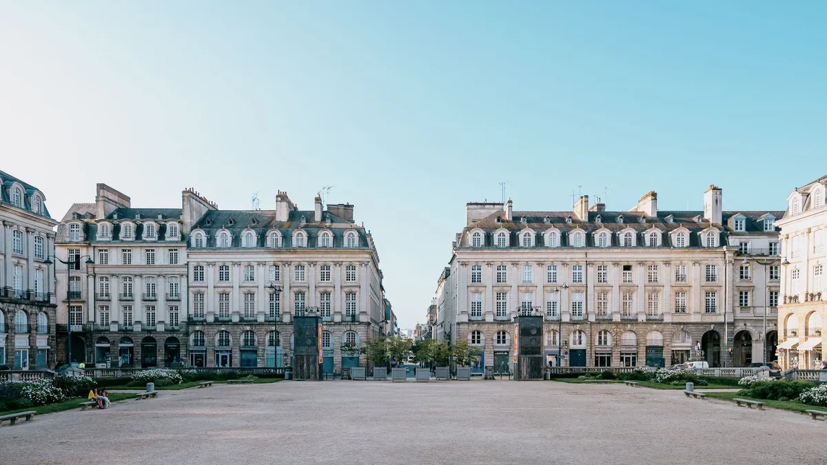 Friperie à Rennes : où chiner dans le centre et au-delà en 2026 — Friperie à Rennes : où chiner dans le centre et au-delà en 2026