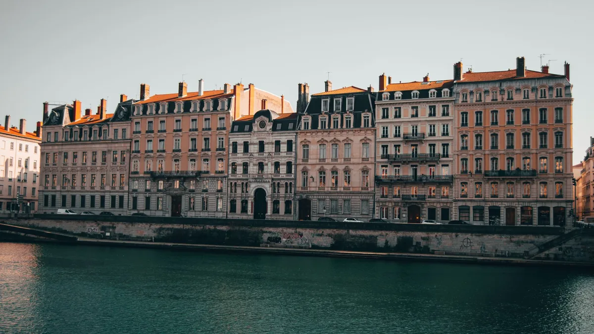 découvrez les friperies de Lyon et les quartiers où chiner