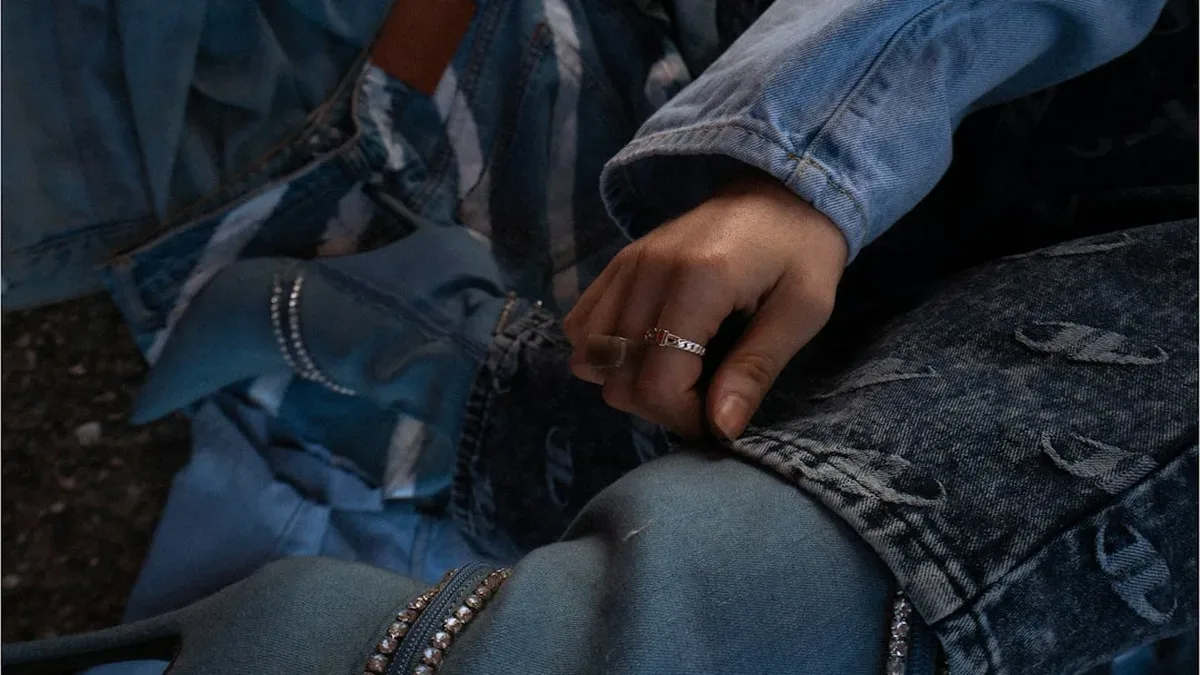 Jeans Industry : la mode homme et femme qui vit au rythme des réseaux sociaux — Jeans Industry : la mode homme et femme qui vit au rythme des réseaux sociaux