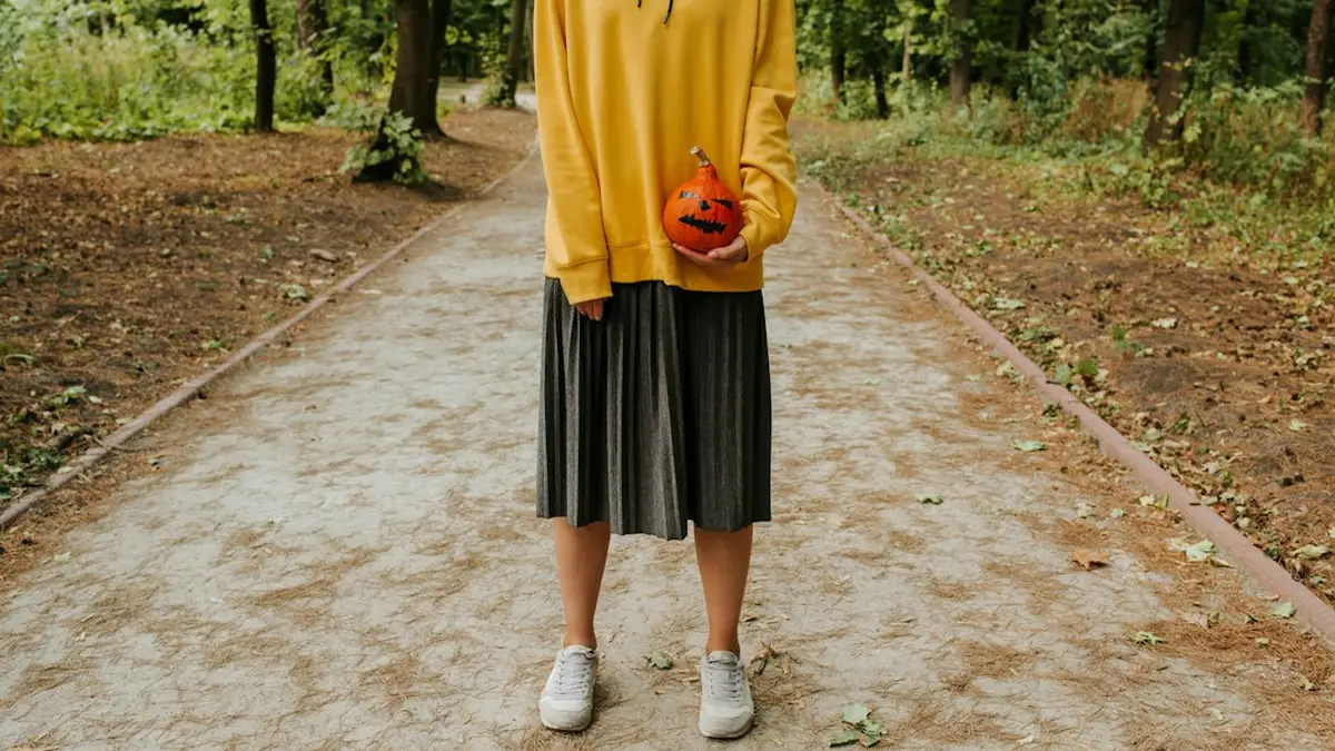 Look jupe plissée baskets : comment réussir cette association décontractée ? — Look jupe plissée baskets : comment réussir cette association décontractée ?