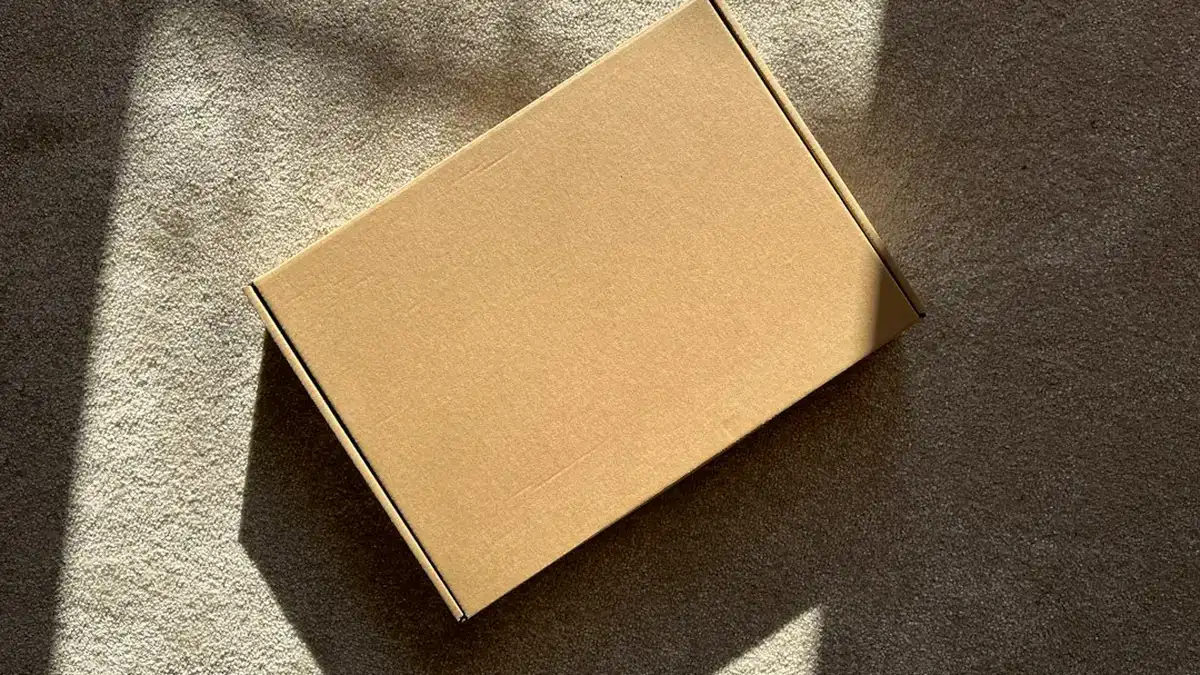 suivi d'un colis consulté sur un téléphone