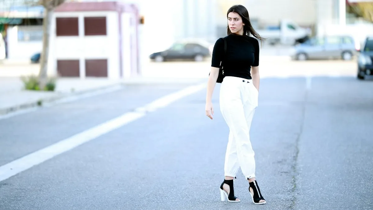 Pantalon flare blanc : comment le porter et avec quoi l’associer ? — Pantalon flare blanc : comment le porter et avec quoi l’associer ?
