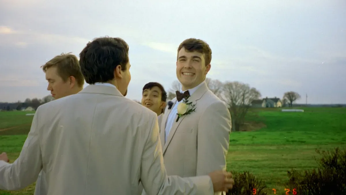 homme en costume clair a un mariage