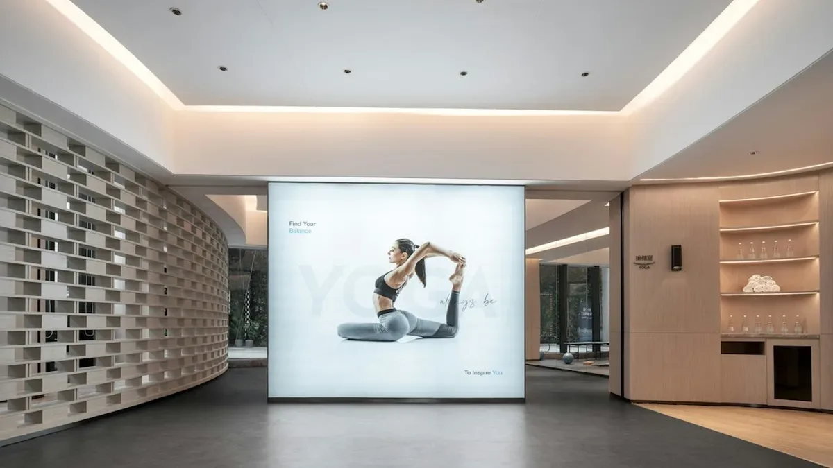 tenue de yoga confortable sur un tapis