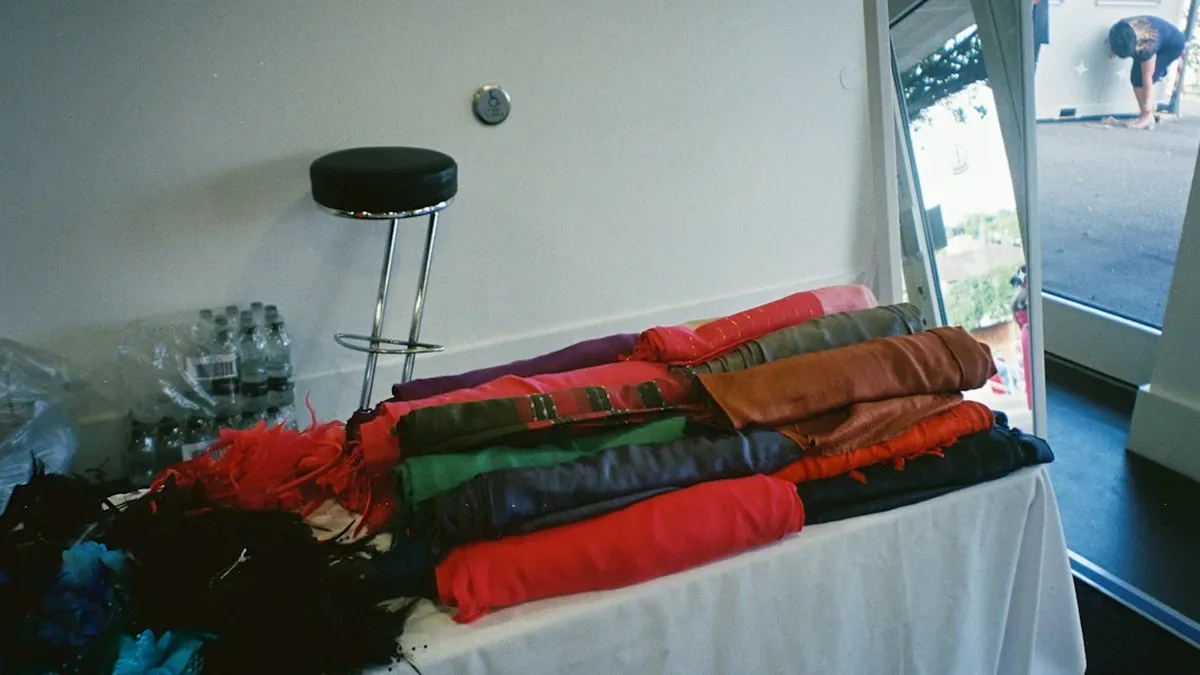 sacs d'expedition et vetements plies prets a envoyer