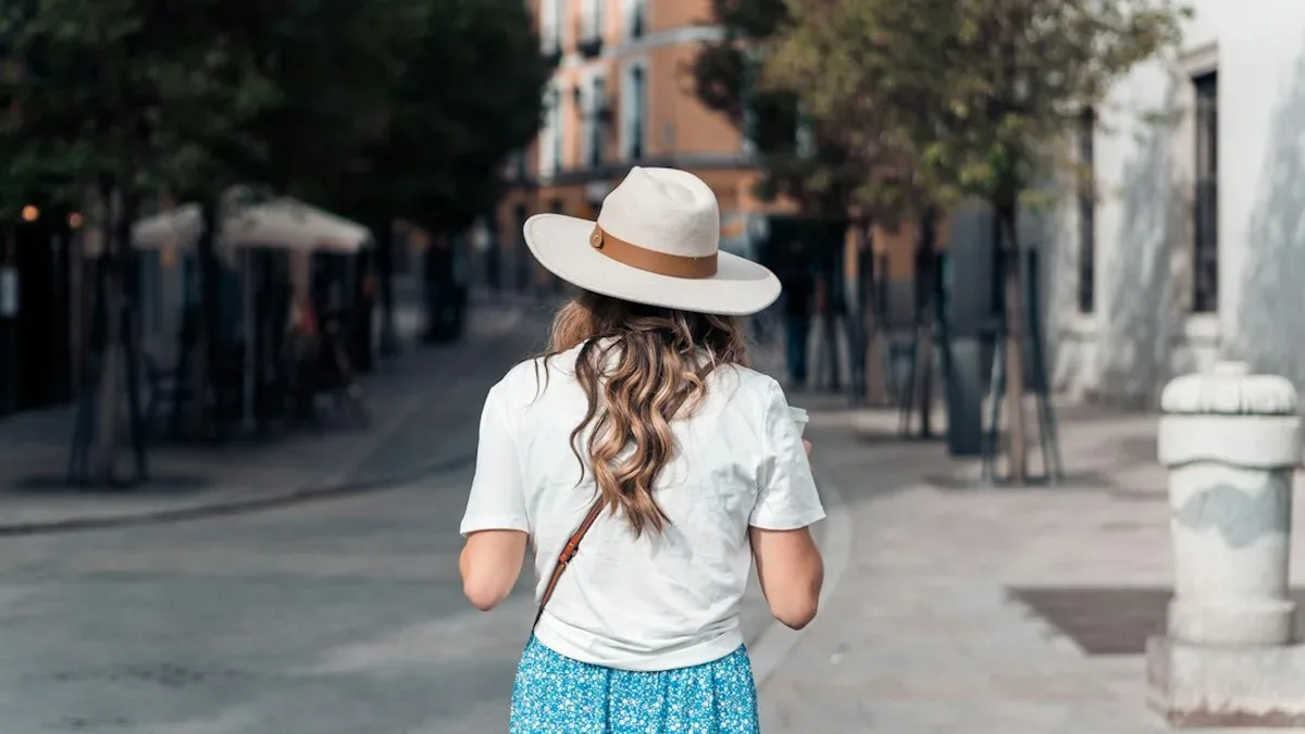 femme en tenue elegante et decontractee en ville
