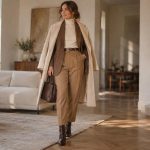 découvrez quels vêtements associer à un col roulé femme : pantalons, jupes, vestes et accessoires pour créer des tenues élégantes en toute saison.