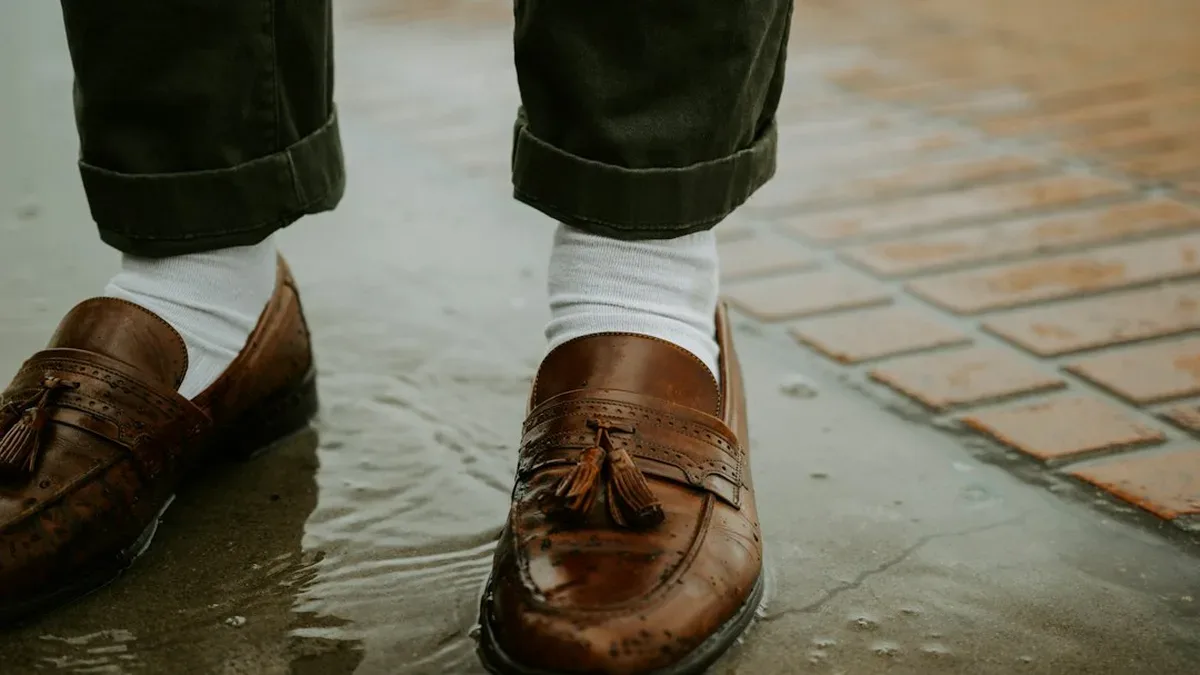 Mocassins en cuir portés avec un pantalon