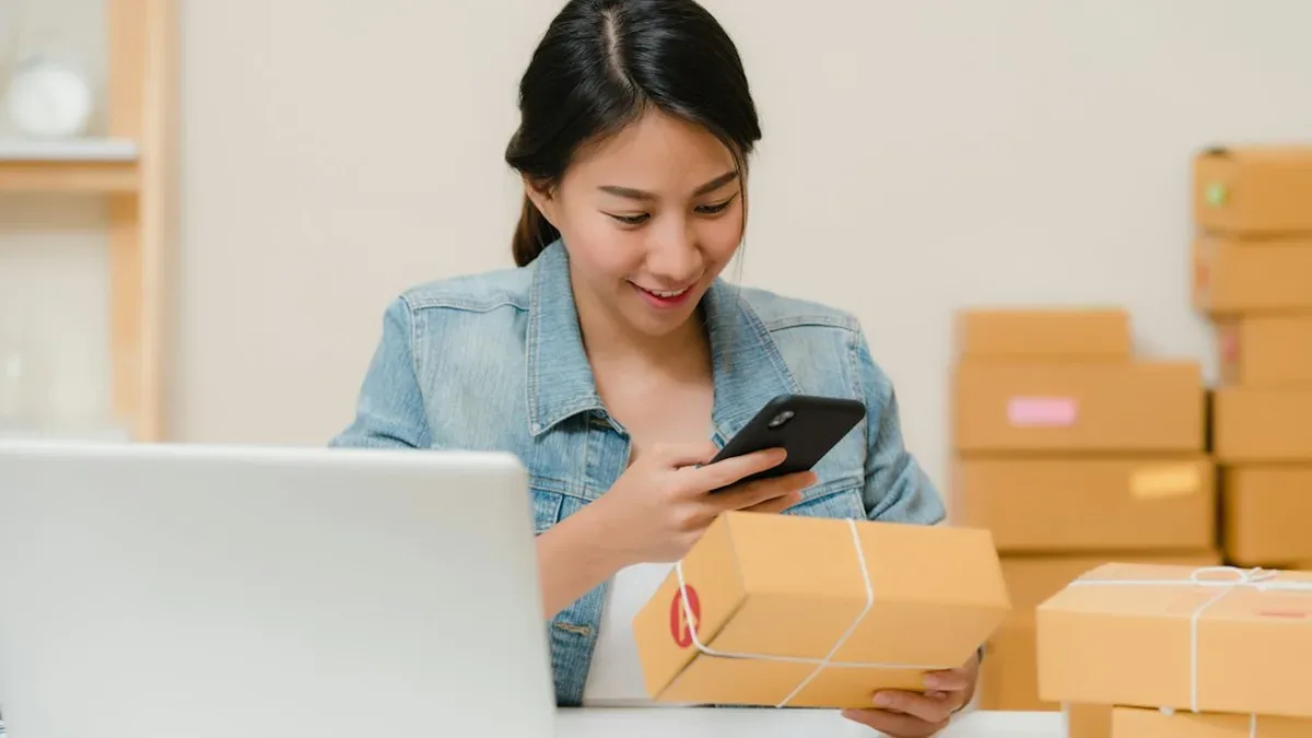 Personne préparant un colis à expédier après une vente en ligne