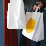 Personne retirant un colis dans un point relais