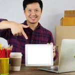 comparaison d'offres d'envoi de colis sur un ordinateur portable