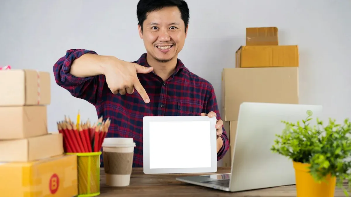 comparaison d'offres d'envoi de colis sur un ordinateur portable