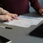 vendeuse préparant un dossier de réclamation pour un colis perdu