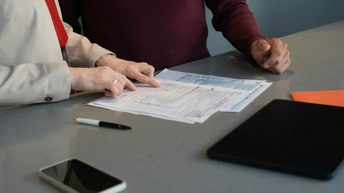 vendeuse préparant un dossier de réclamation pour un colis perdu