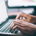 Personne effectuant une réclamation en ligne pour un colis