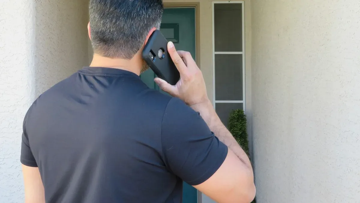 Personne suivant son colis sur un smartphone