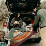 chargement d'un gros colis dans le coffre d'une voiture