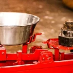 Pesée d'un colis dans une agence de livraison